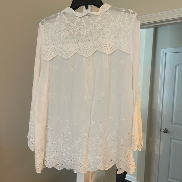 Single Thread Eyelet Top - Picture 6 of 10